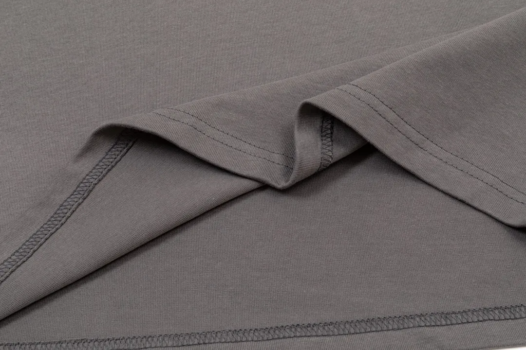P200 CHROME HEARTS LoGo is fashionable and elegant, with a dropped shoulder style. The fabric is made of 26s double-yarn combed cotton compact spinning yarn with a weight of 280. It is matched with 1*1 Salona rib. The fabric is fermented and has a loose fit. Color: dark gray size: S～XXL